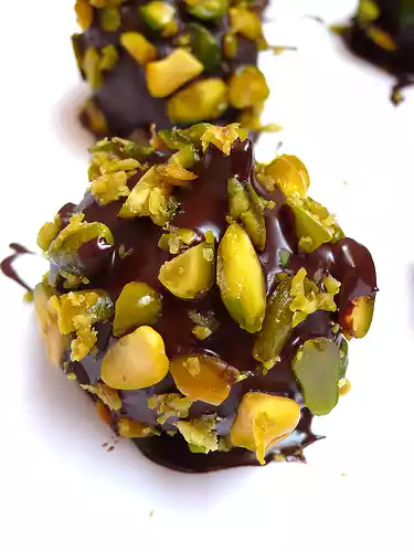 Pistachio and chocolate covered figs recipe