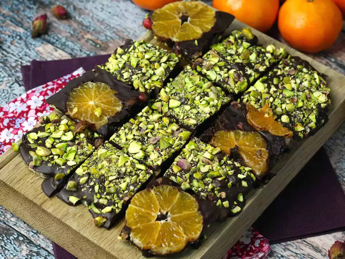 Pistachio and mandarin chocolate bar, the perfect sweetness for winter!