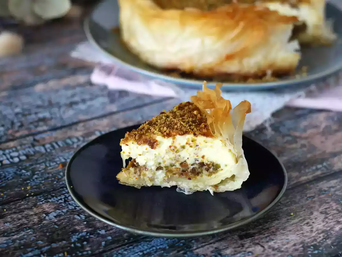 Pistachio baklava cheesecake, crispy and melting - photo 2