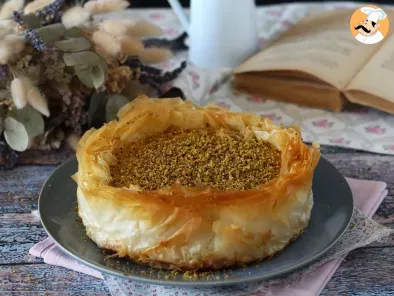Pistachio baklava cheesecake, crispy and melting