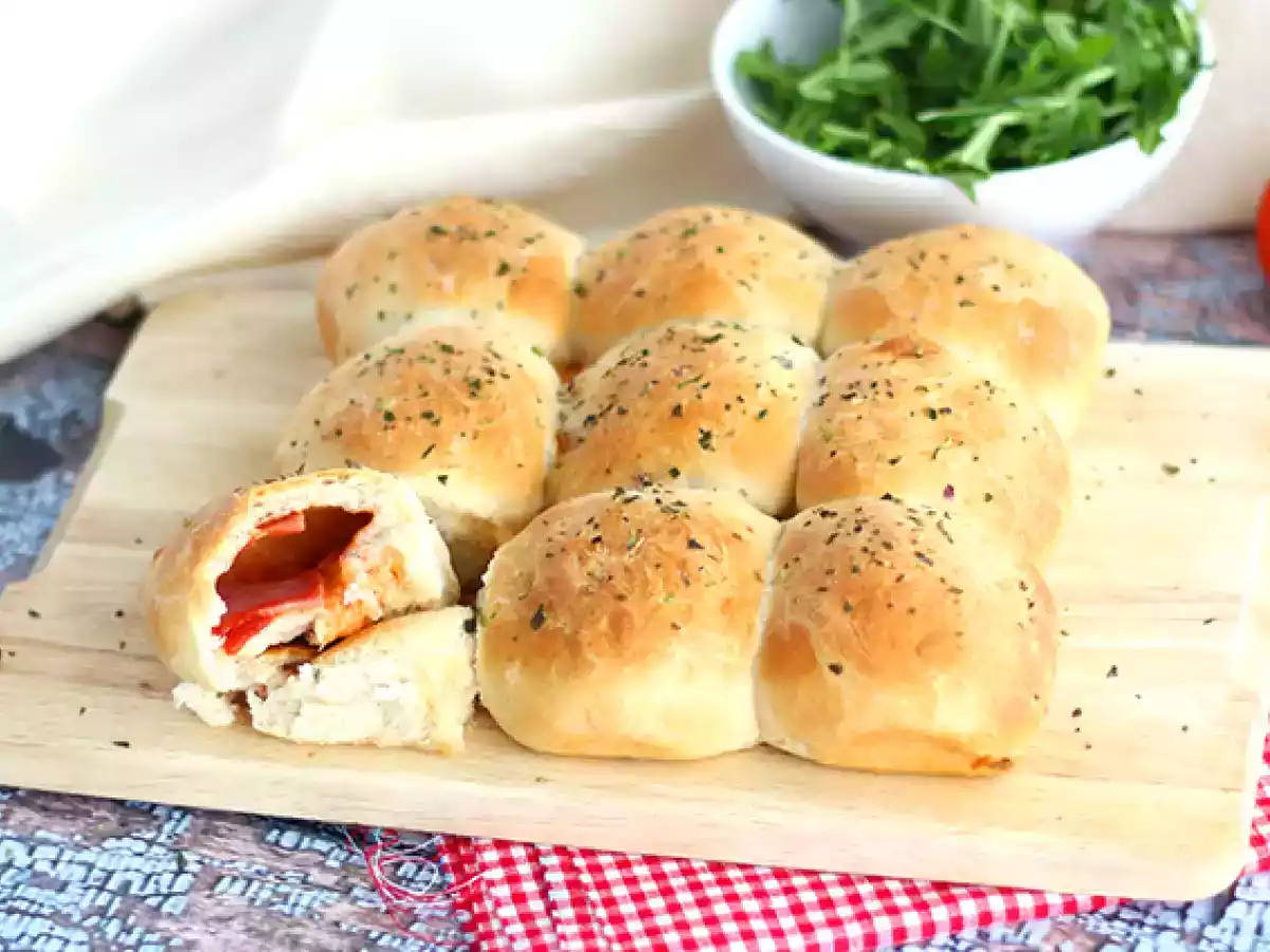 Pizza buns: stuffed buns with ham and cheese