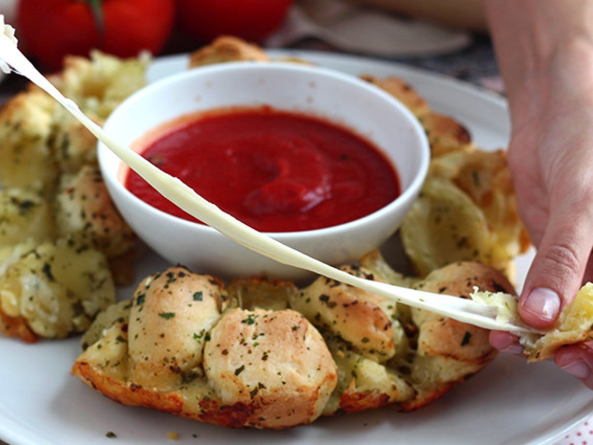 Pizza crown with mozzarella