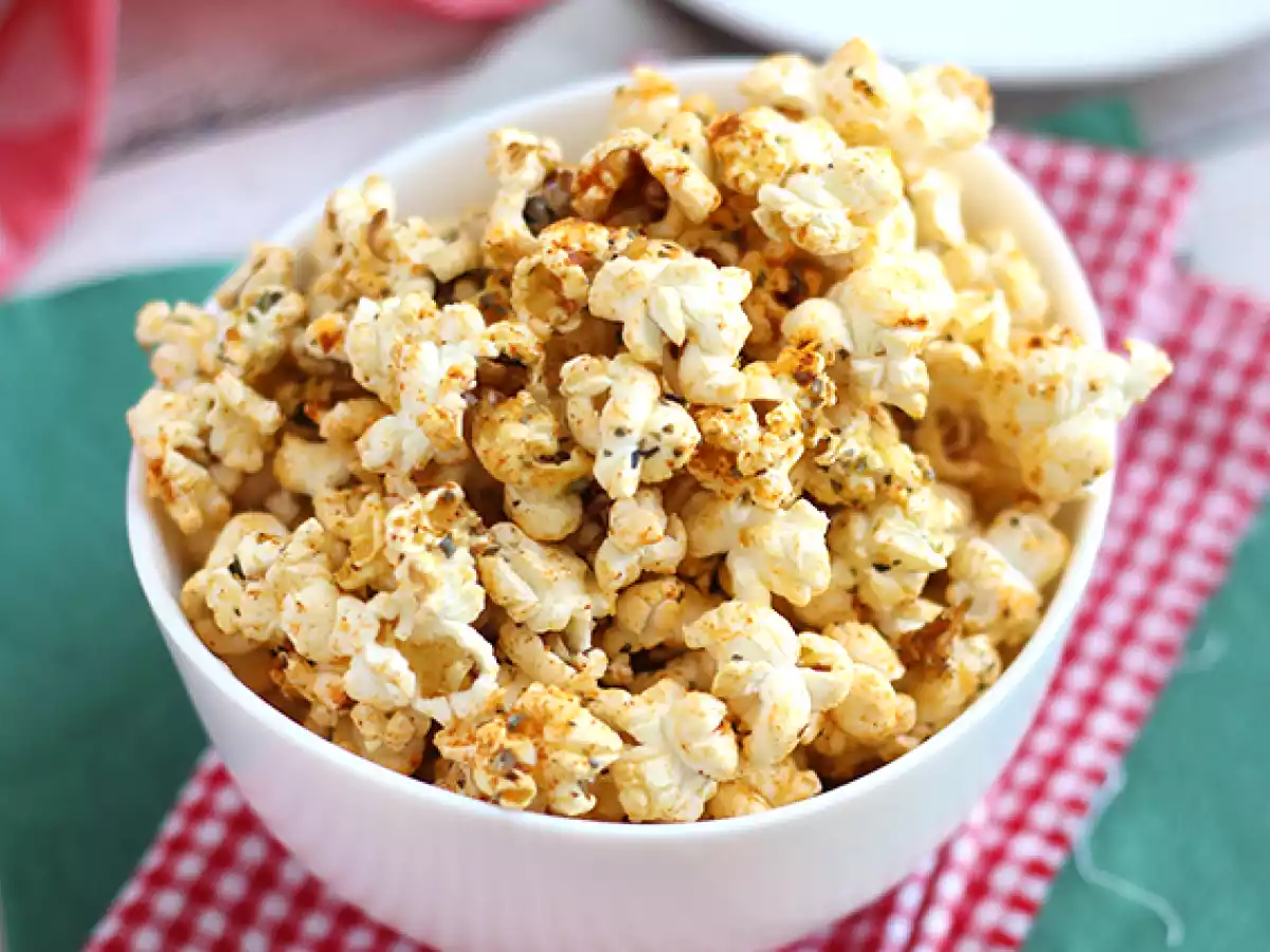Pizza-flavored popcorn