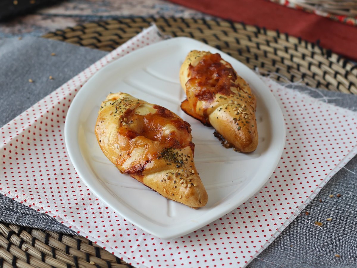 Pizza-style boat rolls stuffed with tomato sauce, ham and mozzarella - photo 2