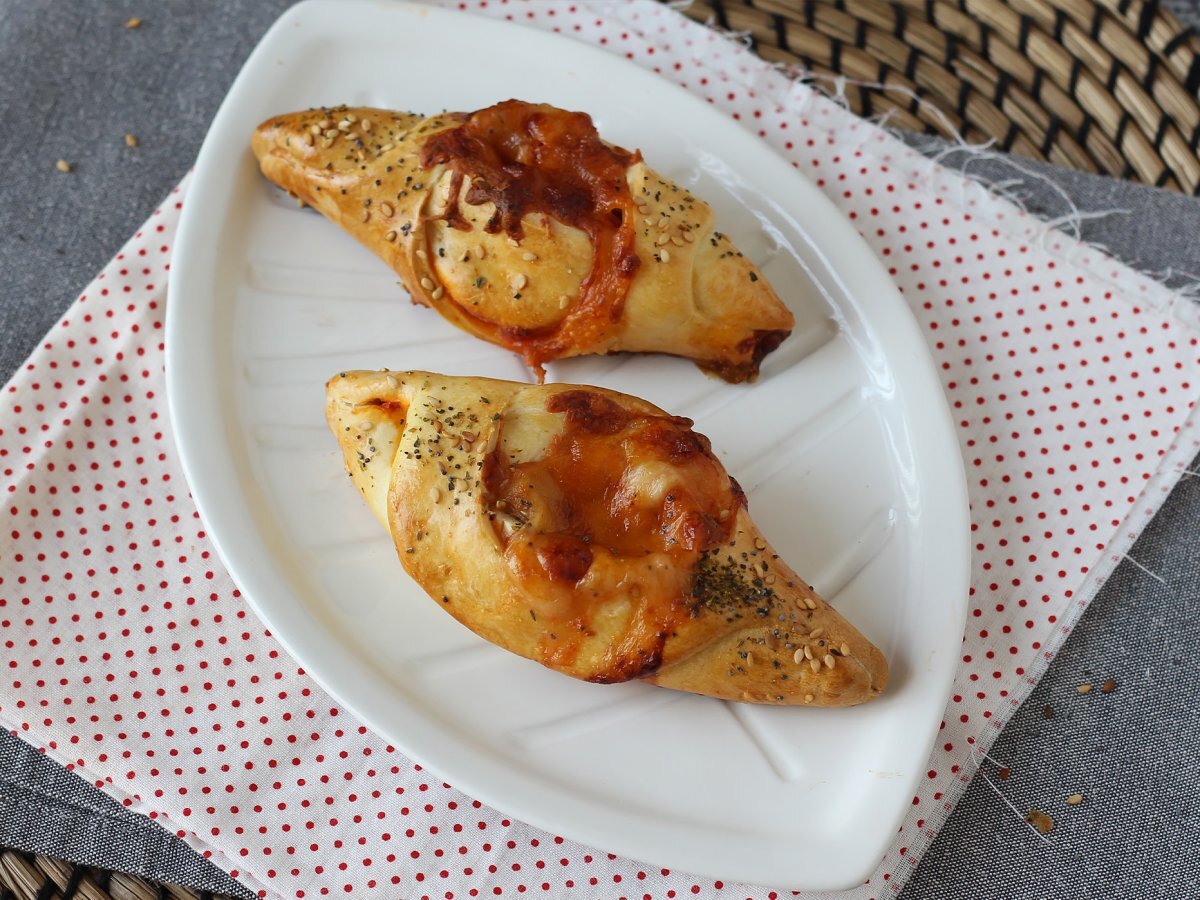 Pizza-style boat rolls stuffed with tomato sauce, ham and mozzarella - photo 4