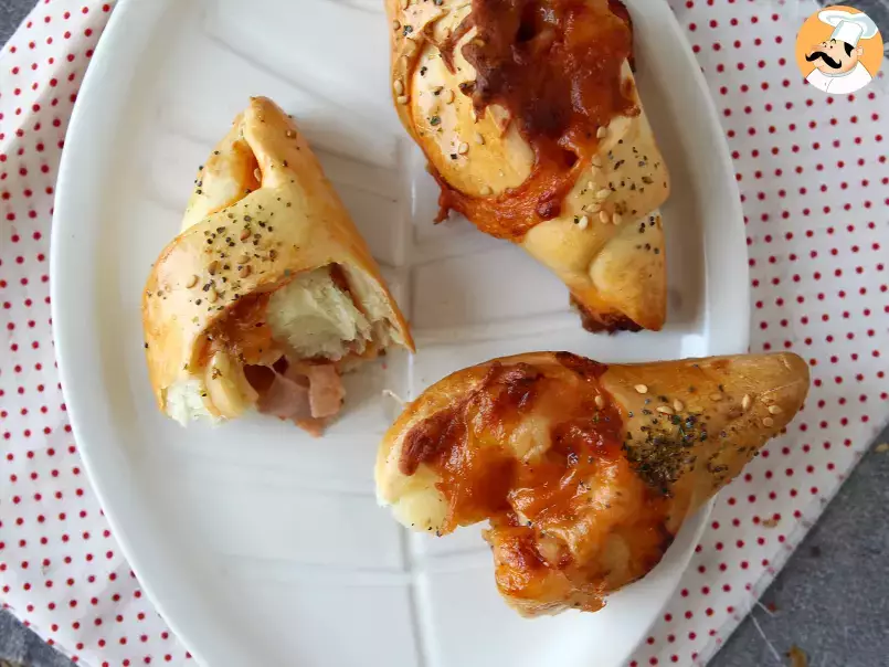 Pizza-style boat rolls stuffed with tomato sauce, ham and mozzarella, photo 5