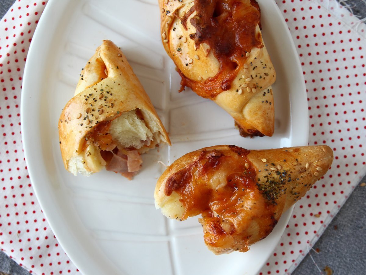 Pizza-style boat rolls stuffed with tomato sauce, ham and mozzarella - photo 5