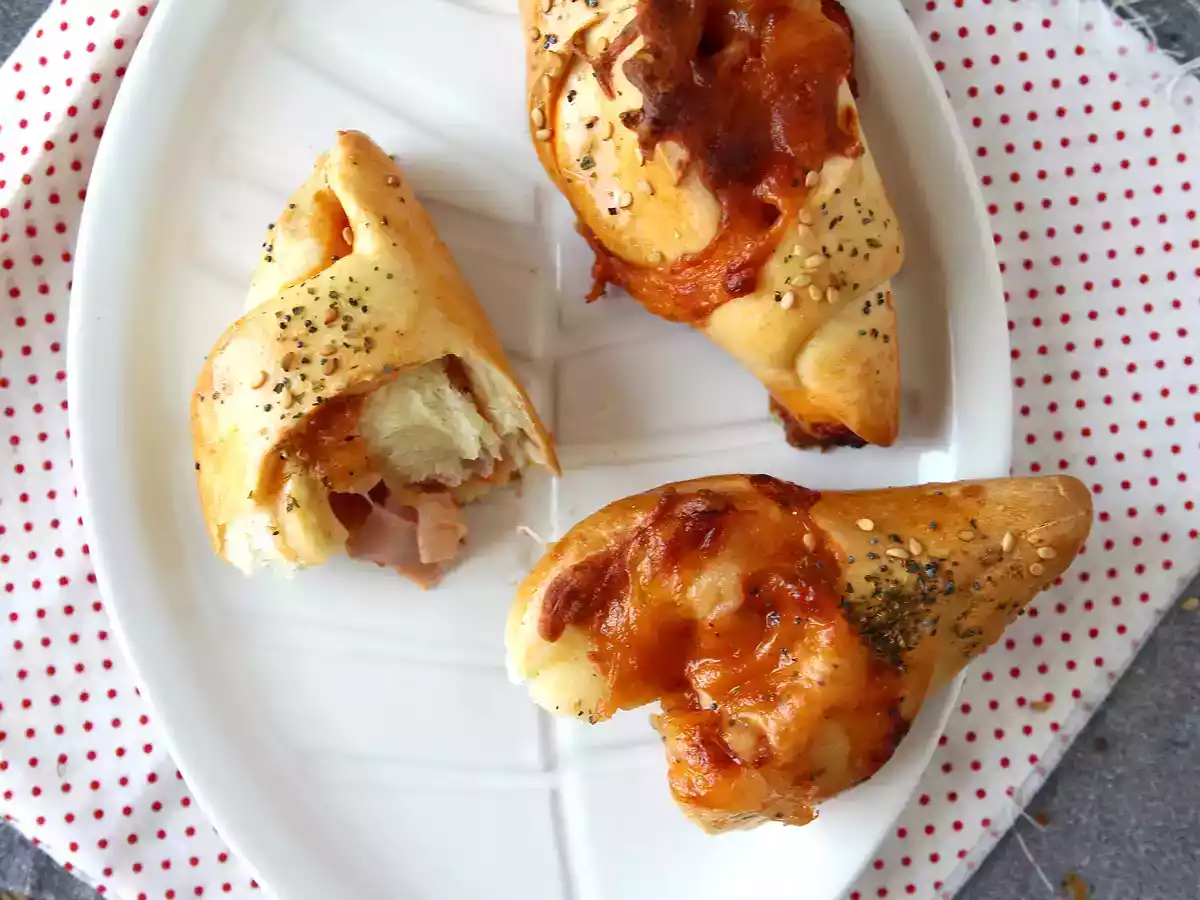 Pizza-style boat rolls stuffed with tomato sauce, ham and mozzarella - photo 5