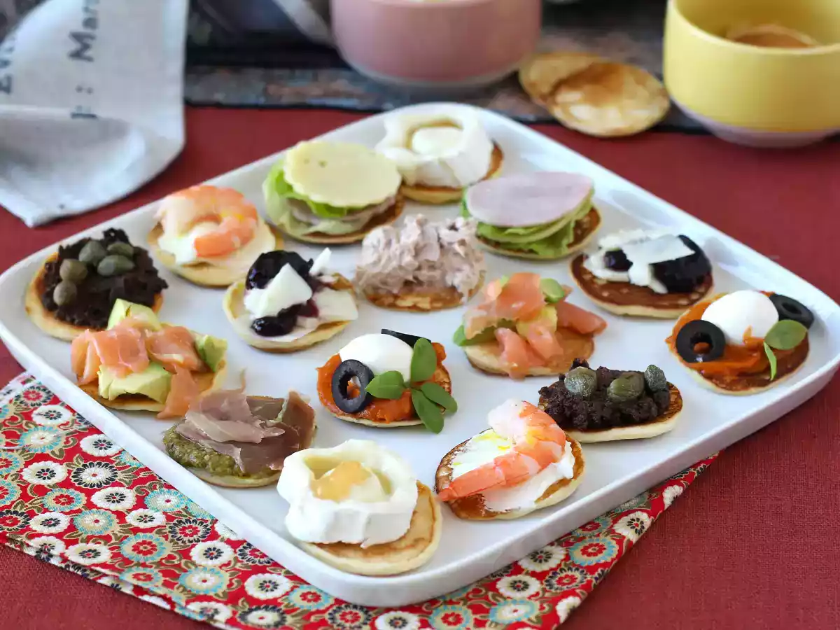 Platter of garnished blinis, the varied aperitif perfect for parties