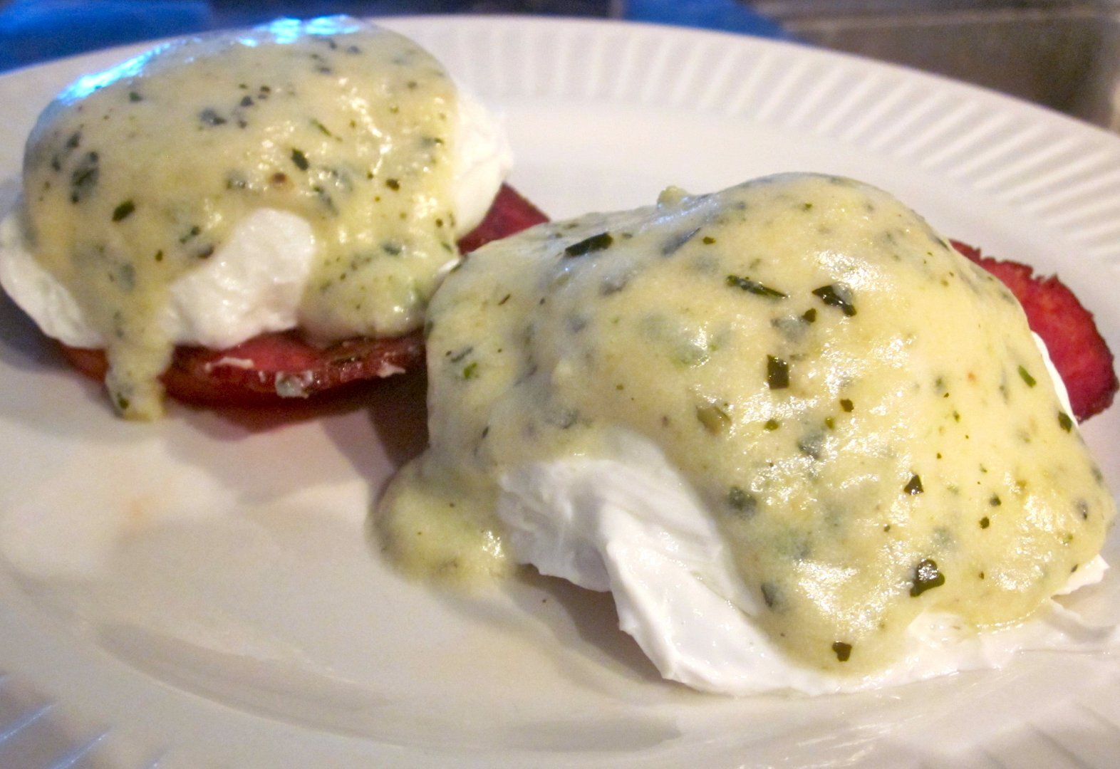 Poached eggs with parmesan pesto sauce and turkey bacon, Recipe Petitchef