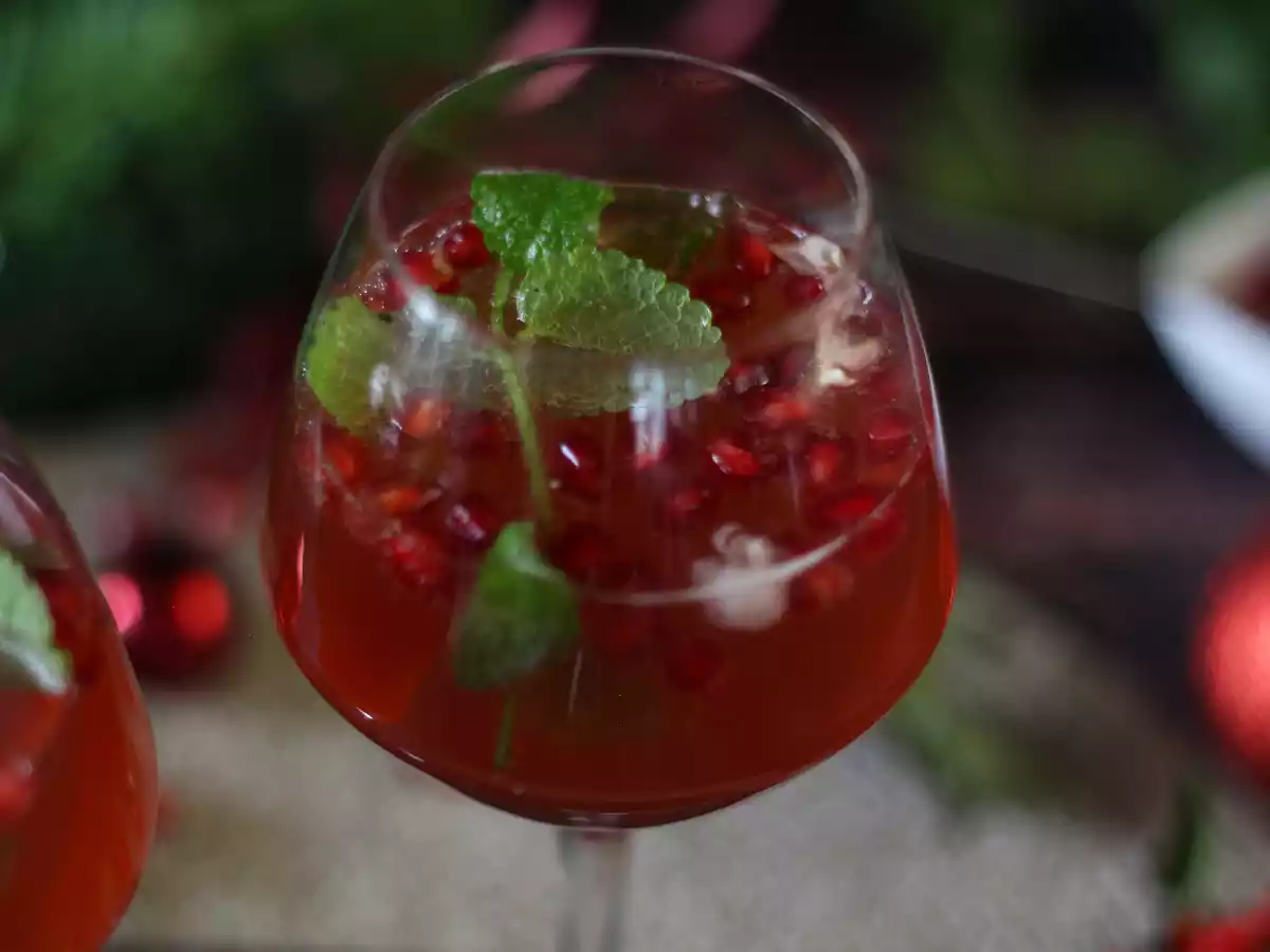 Pomegranate spritz, the cocktail in a christmas bauble! - photo 2