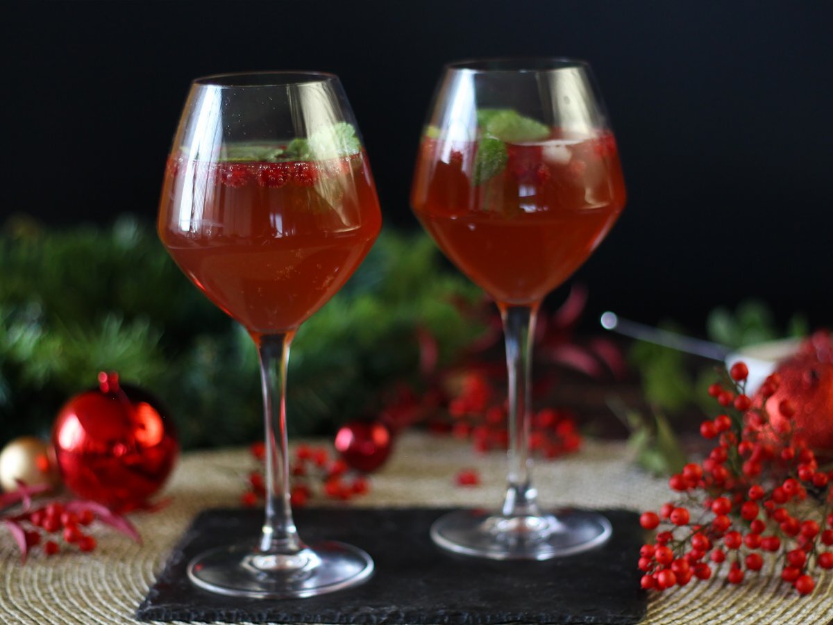 Pomegranate Spritz, the cocktail in a Christmas bauble! - photo 3