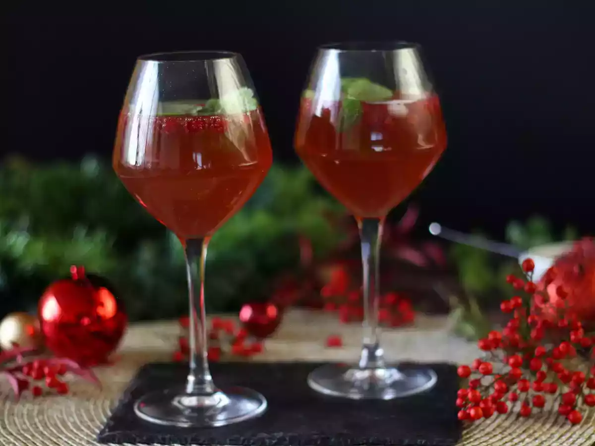 Pomegranate spritz, the cocktail in a christmas bauble! - photo 3