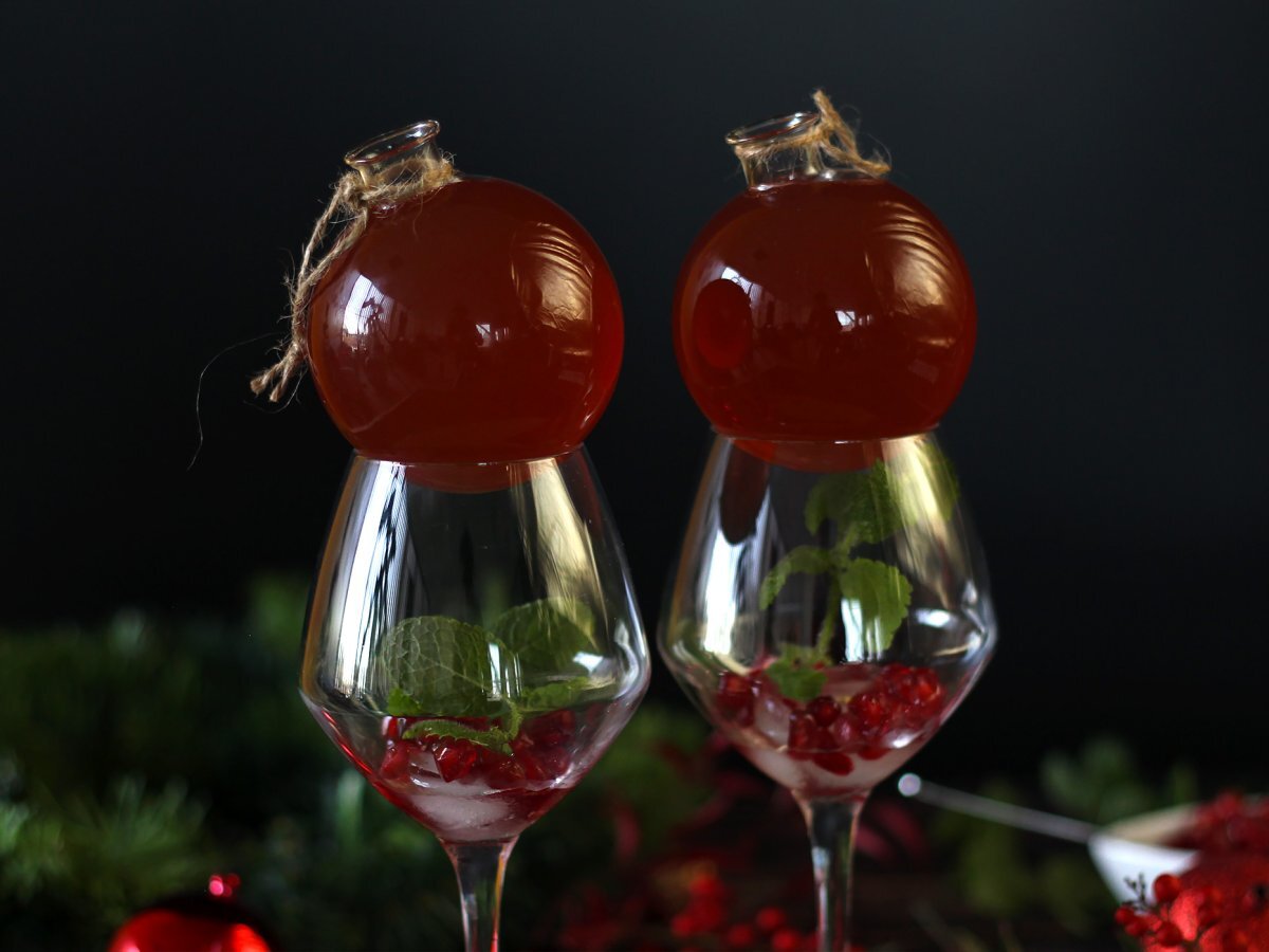 Pomegranate Spritz, the cocktail in a Christmas bauble! - photo 4