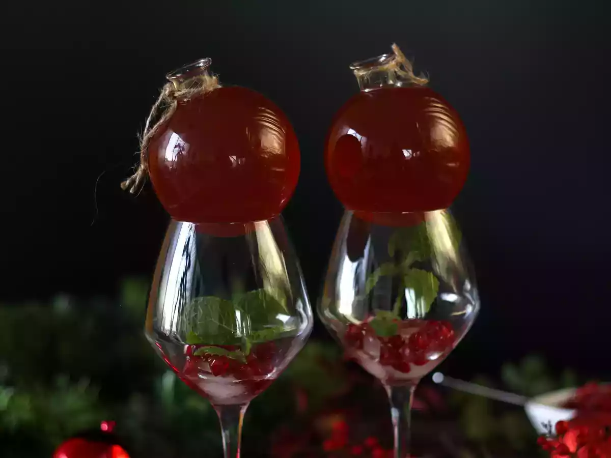 Pomegranate spritz, the cocktail in a christmas bauble! - photo 4