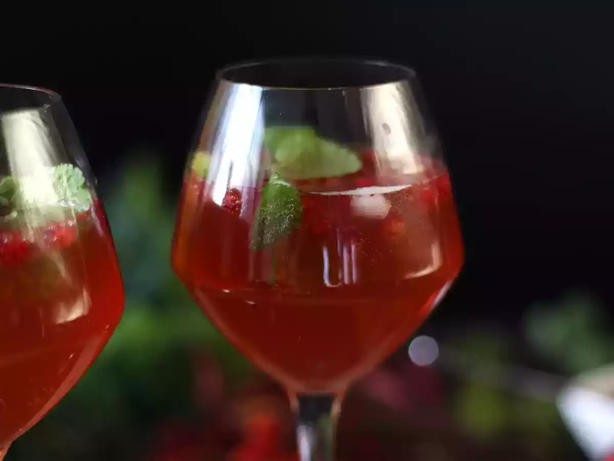 Pomegranate spritz, the cocktail in a christmas bauble! - photo 5