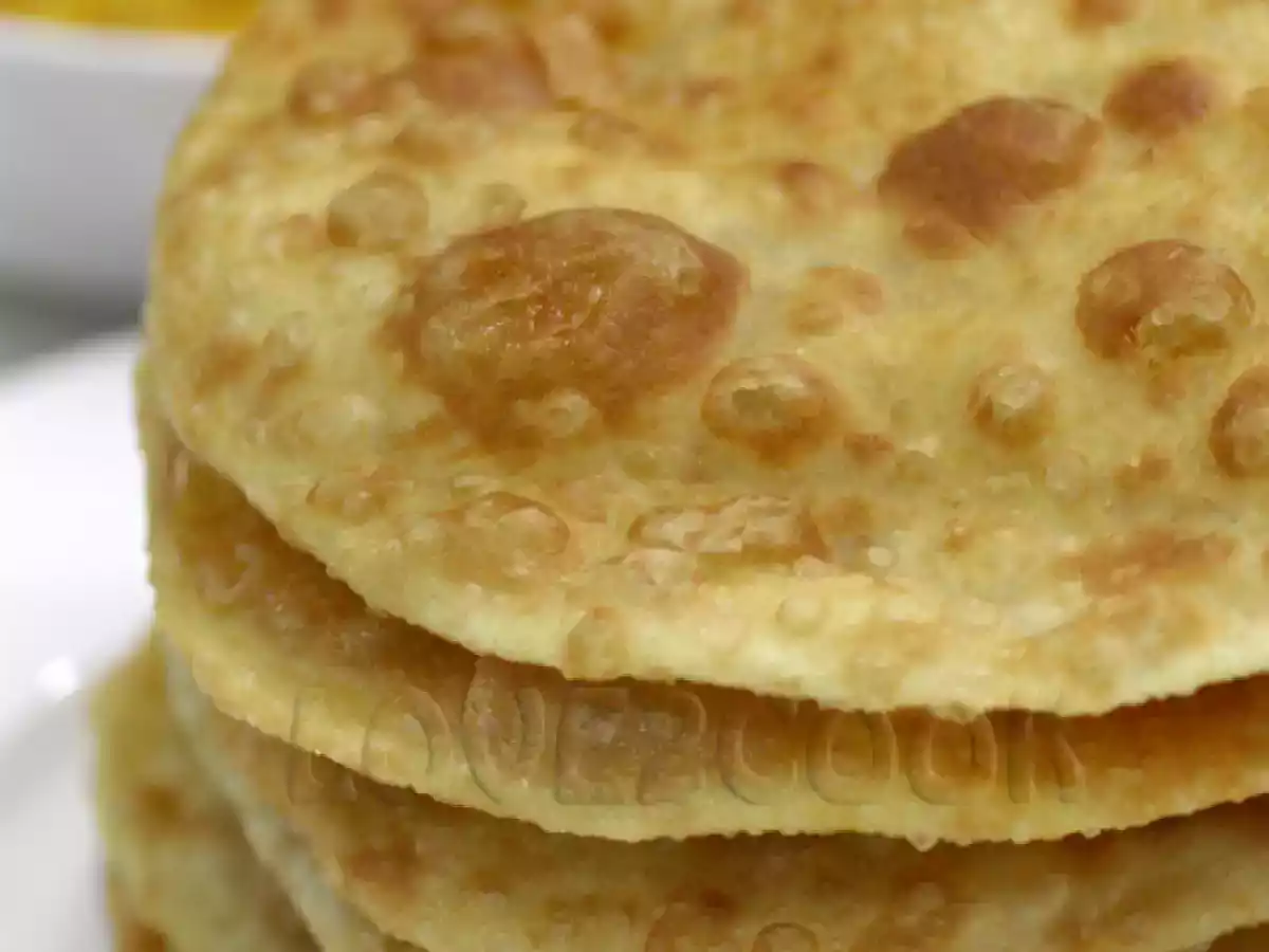 Poori / Puri (Indian Fried Flatbread)