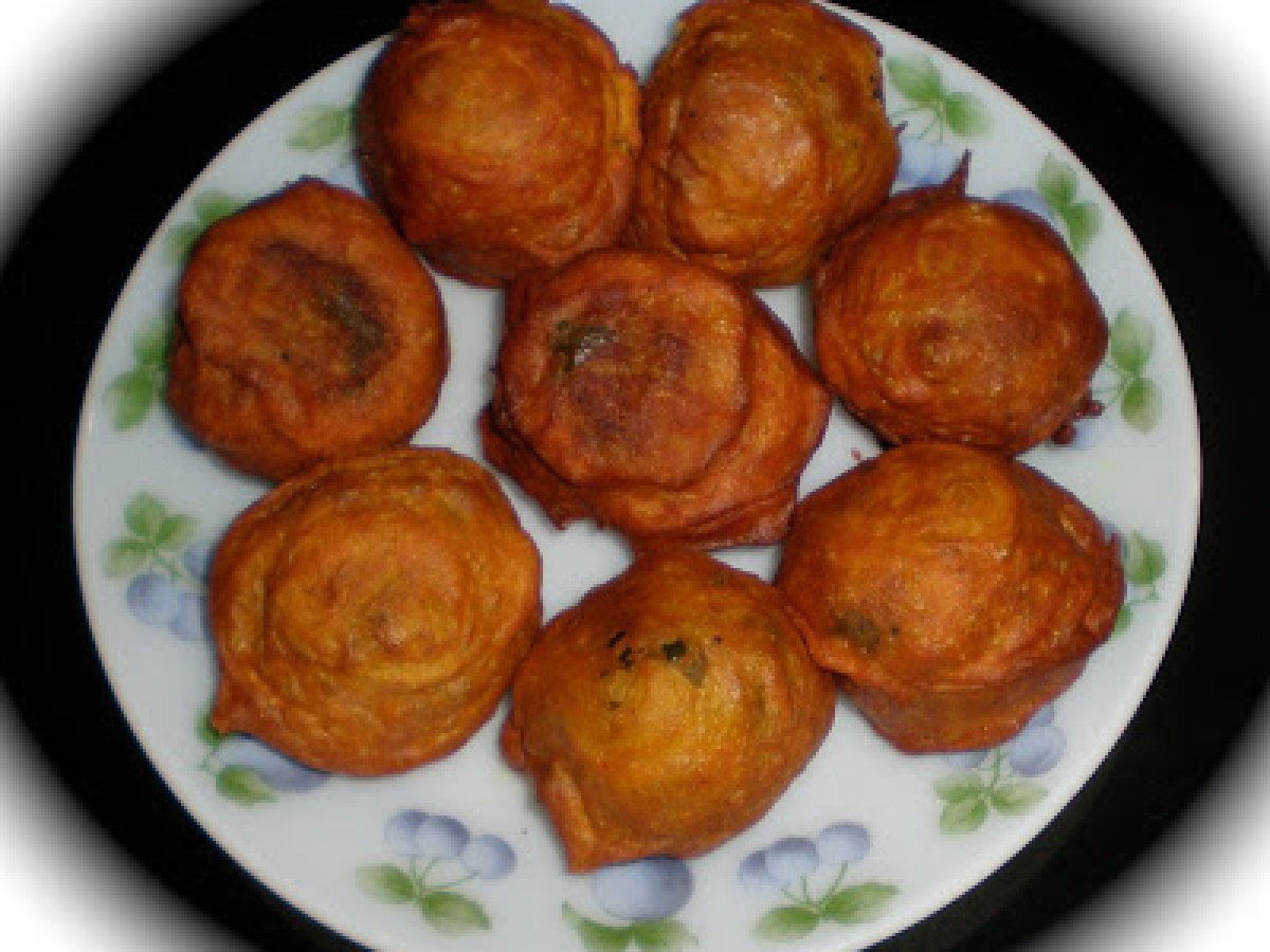 Potato Bonda ( Kukka Ambado in Konkani / Saraswat Cuisine )