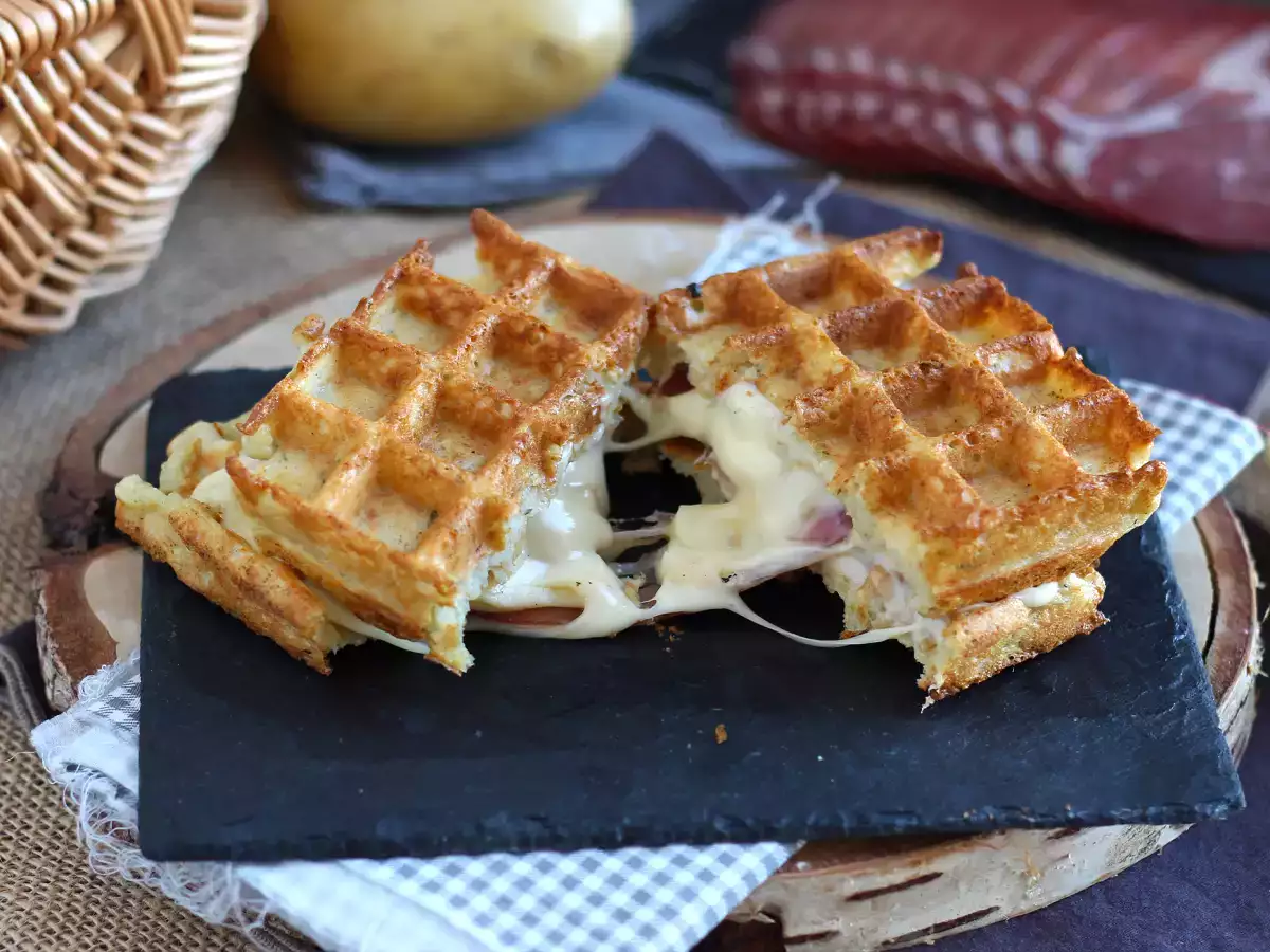Potato waffle sandwich with raclette: the ultimate comfort dish