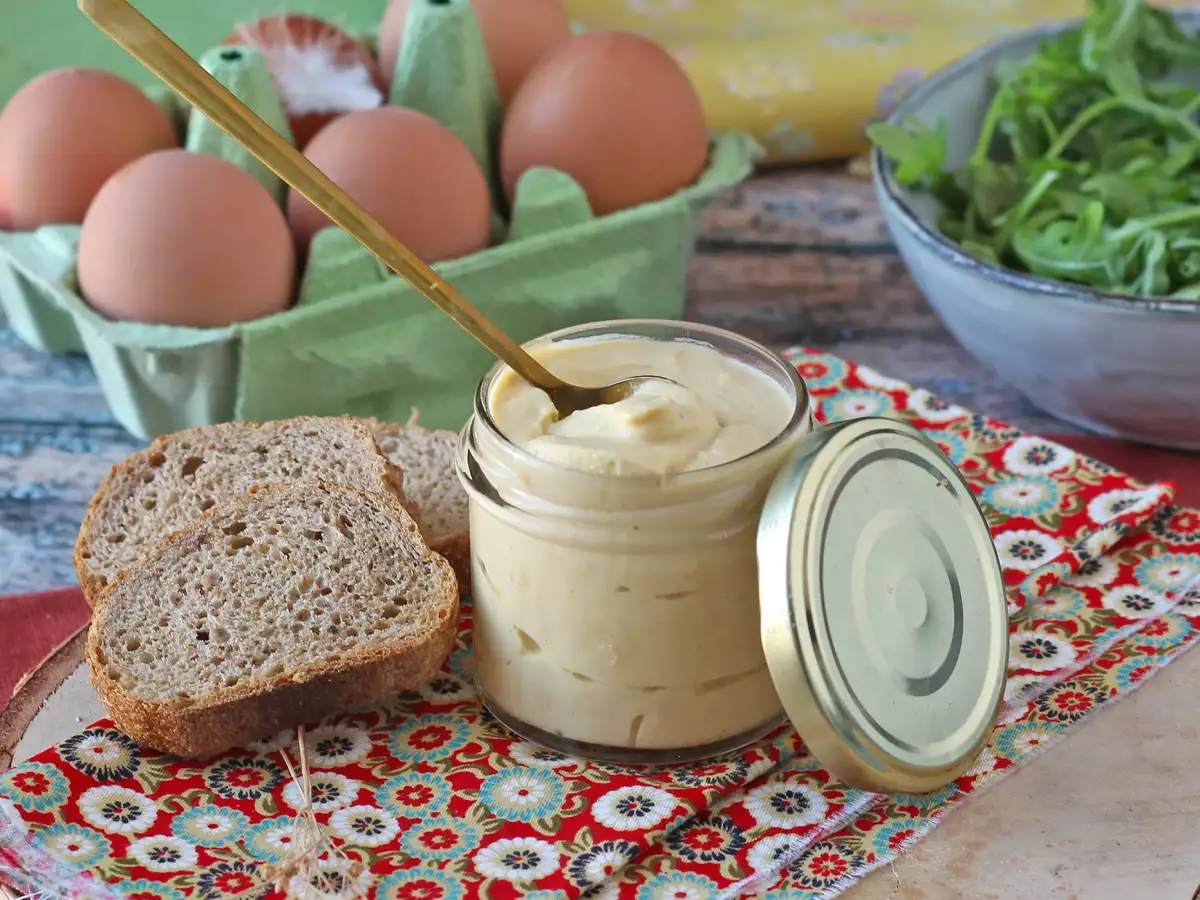 Protein-rich hard-boiled egg mayonnaise: light, tasty and oil-free