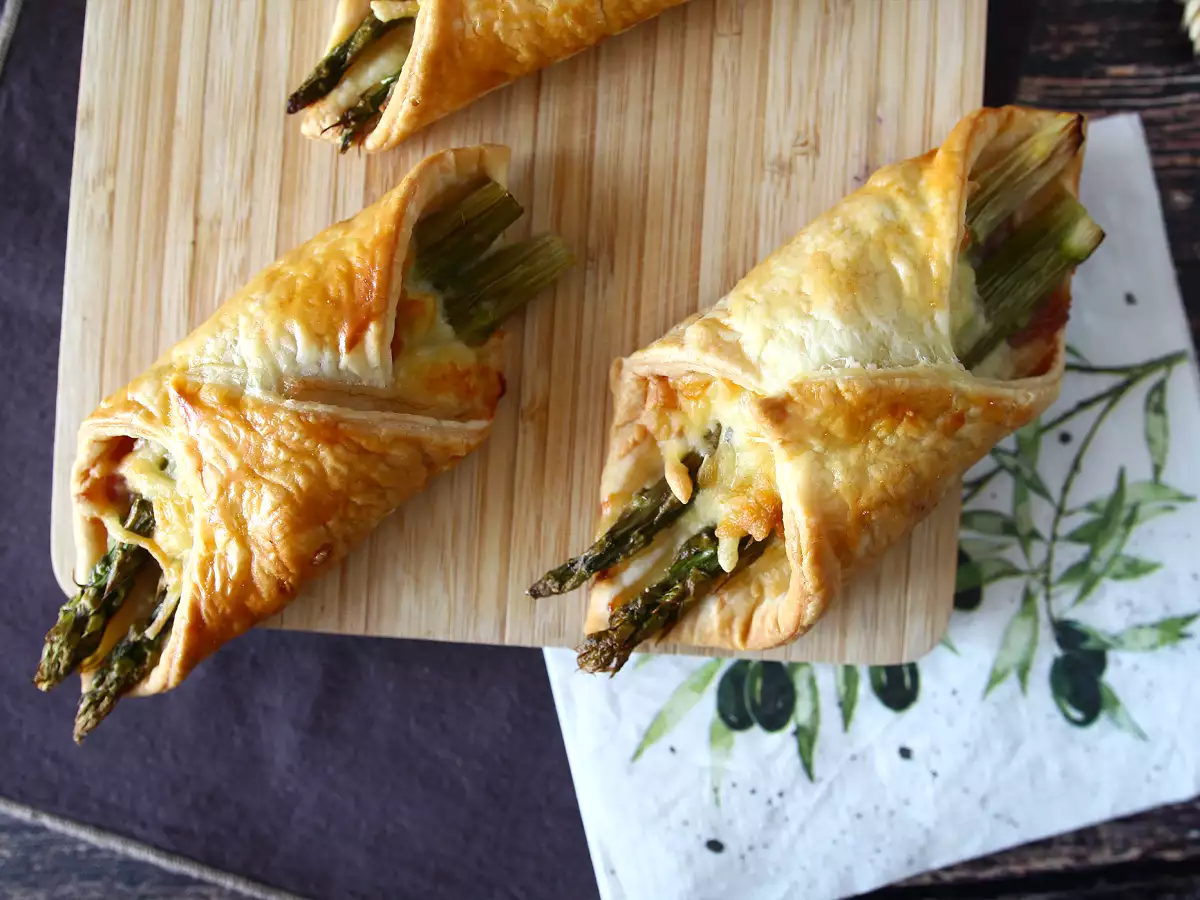 Puff pastries with asparagus, ham and melted cheese