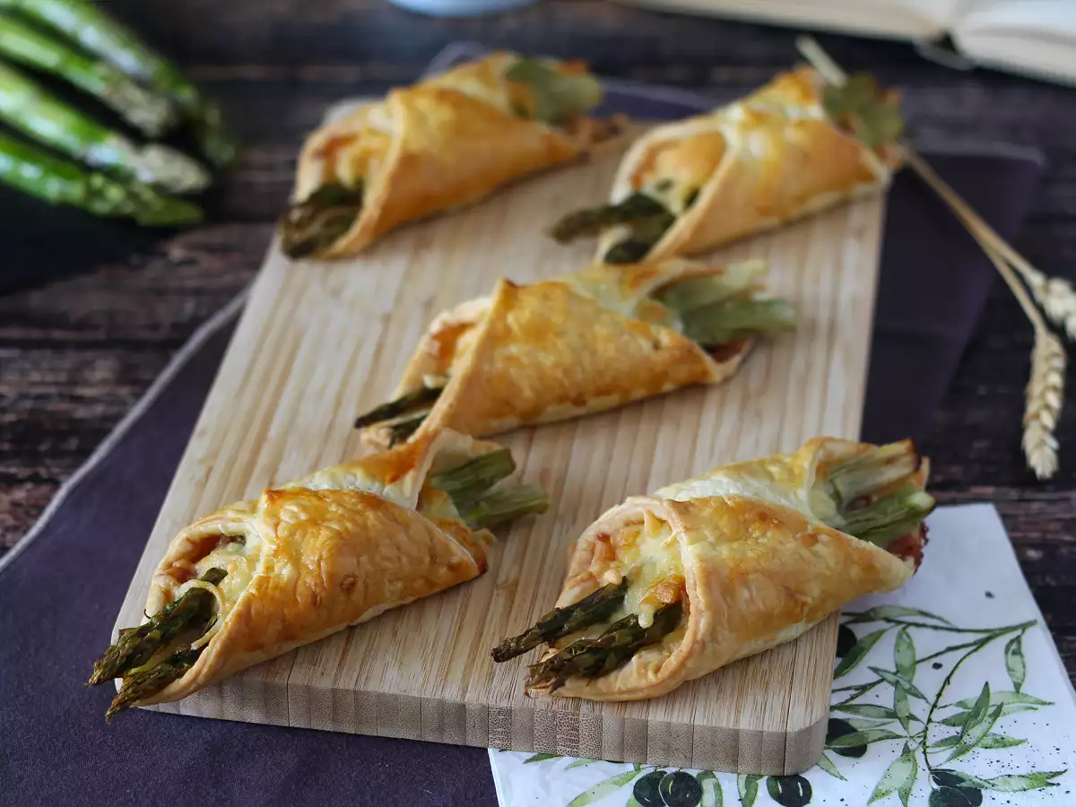 Puff pastries with asparagus, ham and melted cheese - photo 2