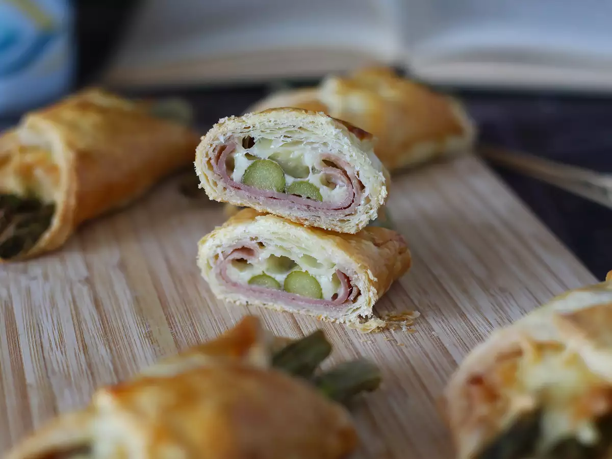 Puff pastries with asparagus, ham and melted cheese - photo 3