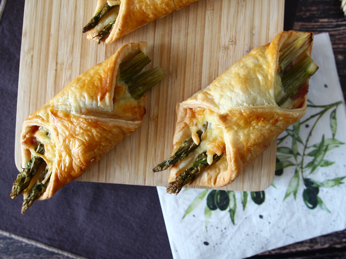 Puff pastry baskets with asparagus, ham and cheese