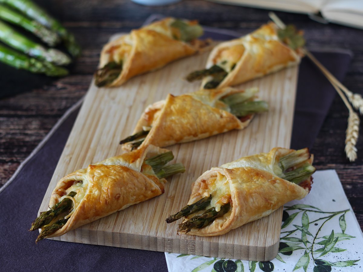 Puff pastry baskets with asparagus, ham and cheese - photo 2