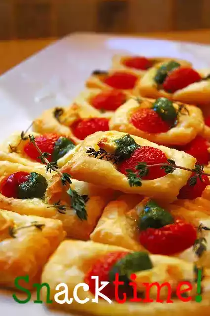 Puff pastry bites with tomato, cheese and Pesto!