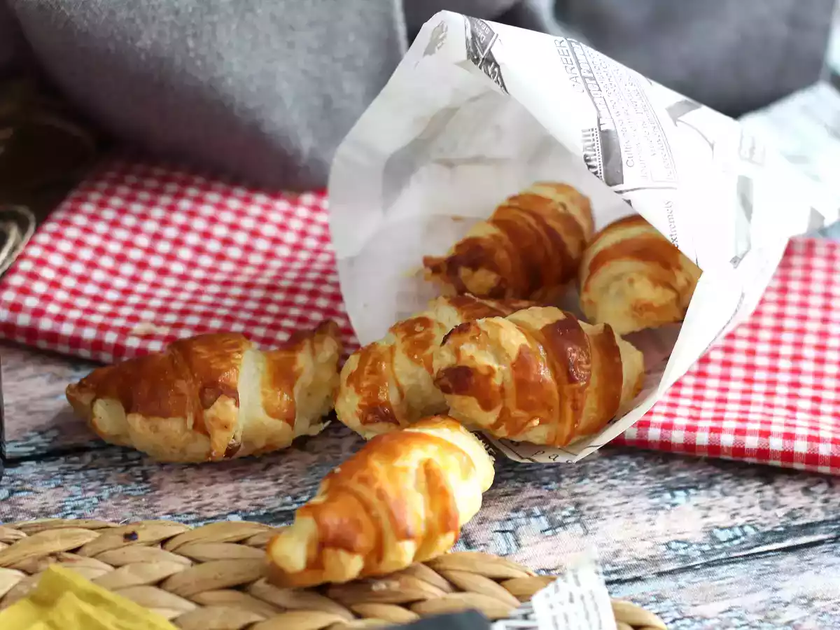 Puff pastry croissants with bechamel, ham, and cheese - photo 3
