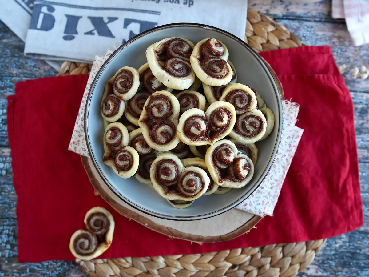 Puff pastry hearts with chocolate spread for Valentine's Day - photo 2