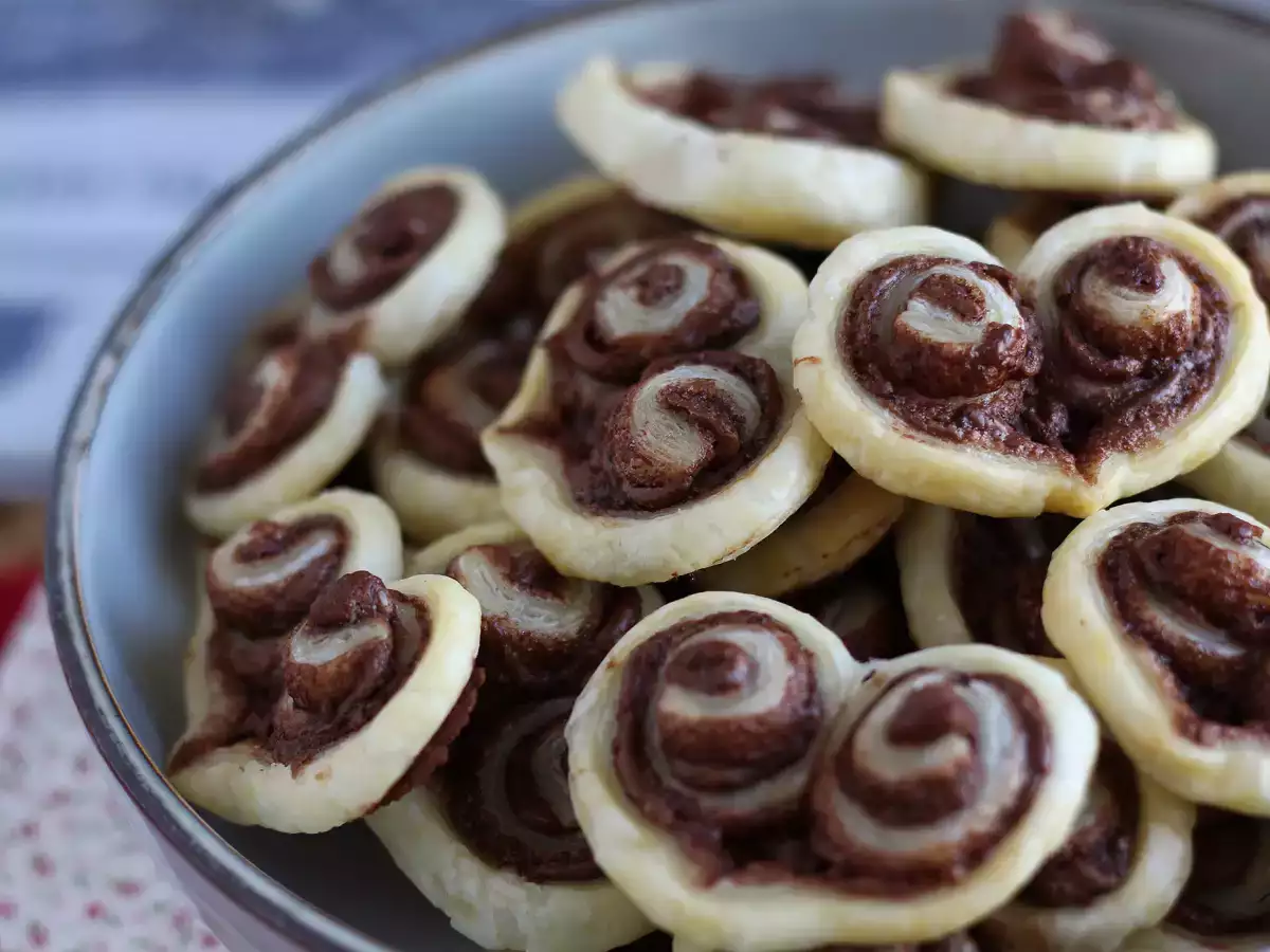 Puff pastry hearts with chocolate spread for Valentine's Day - photo 3