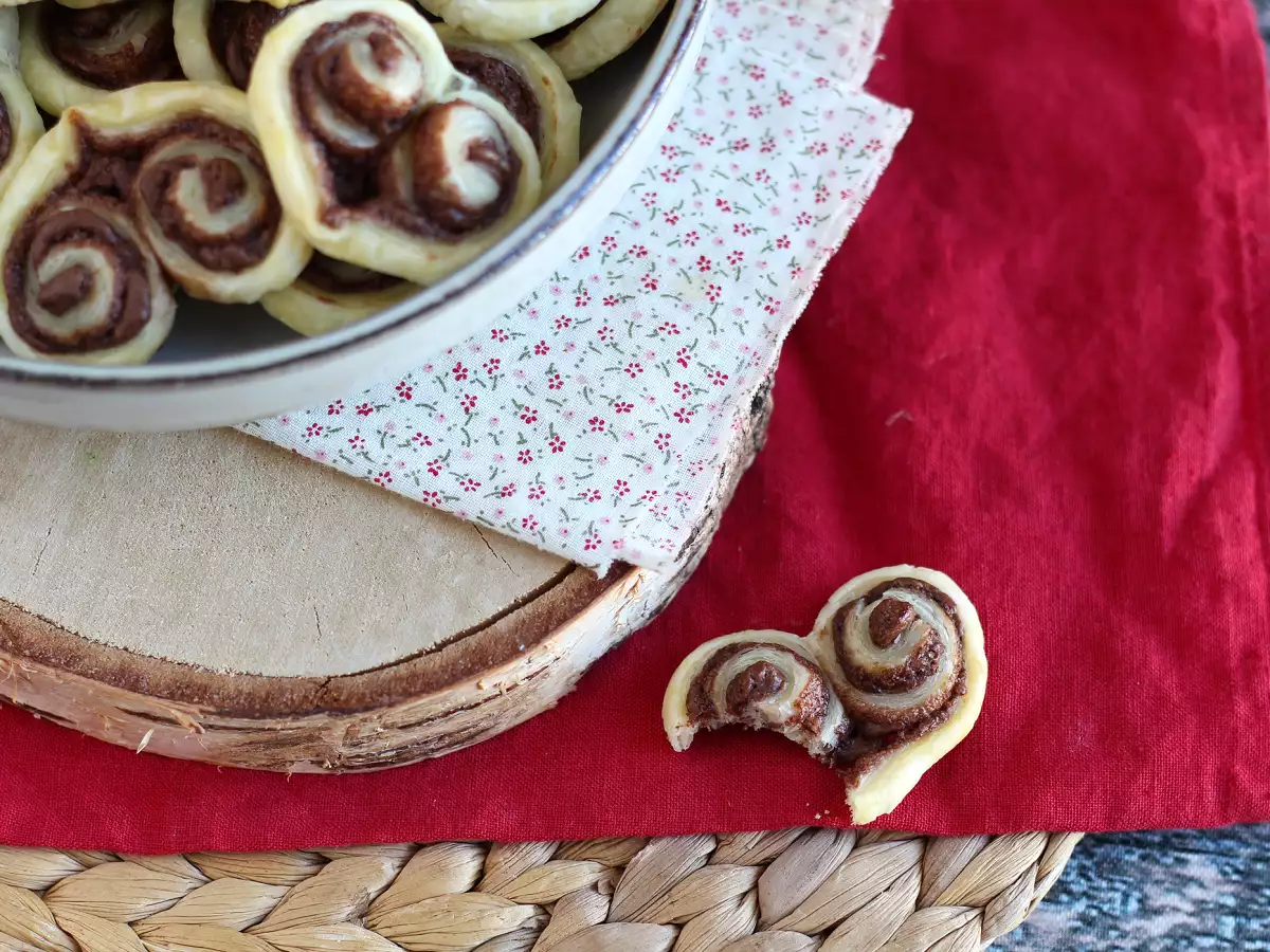 Puff pastry hearts with chocolate spread for Valentine's Day - photo 4