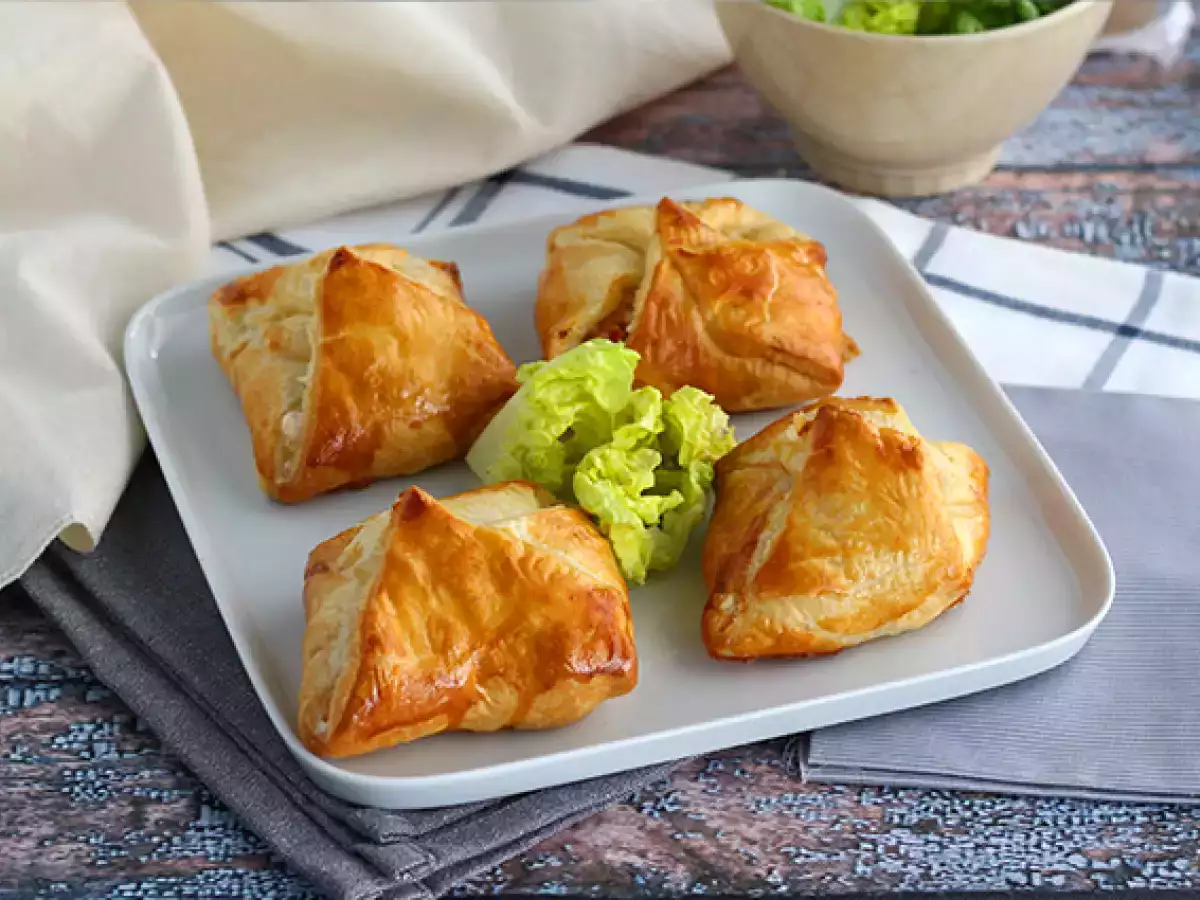 Puff pastry parcels with smoked salmon and goat cheese