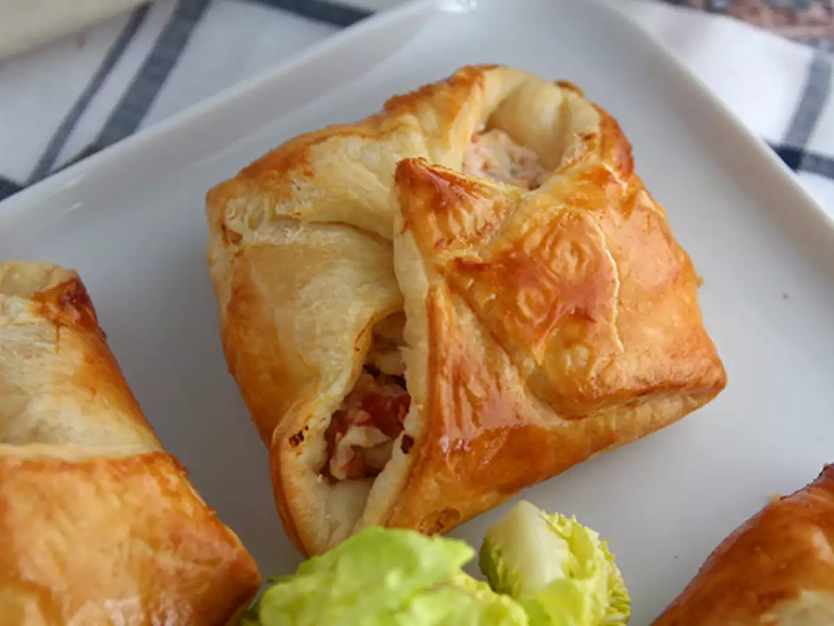 Puff pastry parcels with smoked salmon and goat cheese - photo 2