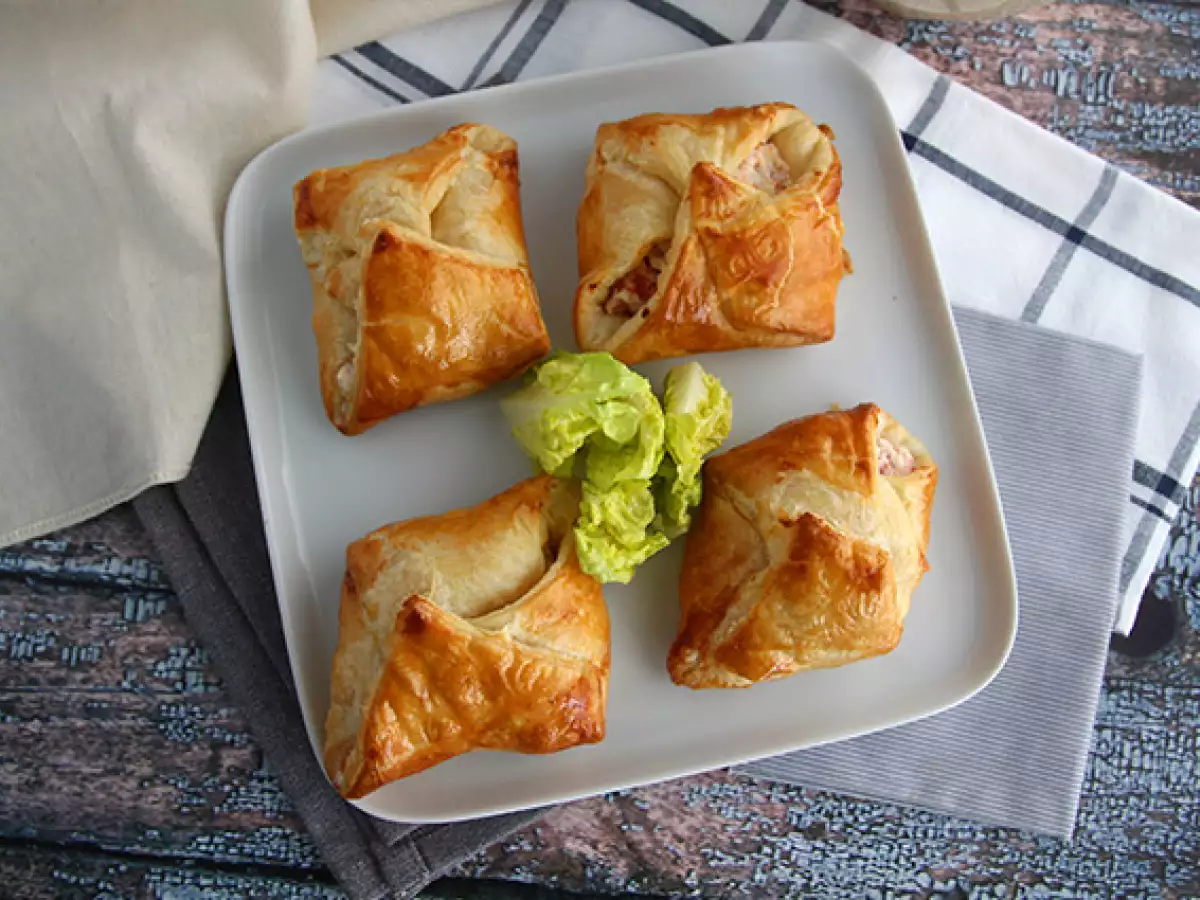 Puff pastry parcels with smoked salmon and goat cheese - photo 3