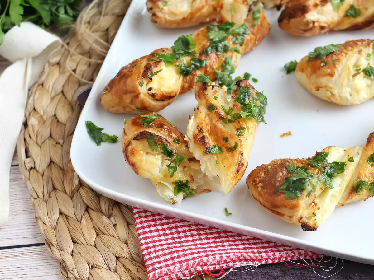 Puff pastry twists with cheese and parsley-garlic butter: a must-have for aperitif time - photo 2