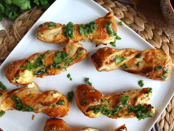Recipe Puff pastry twists with cheese and parsley-garlic butter: a must-have for aperitif time