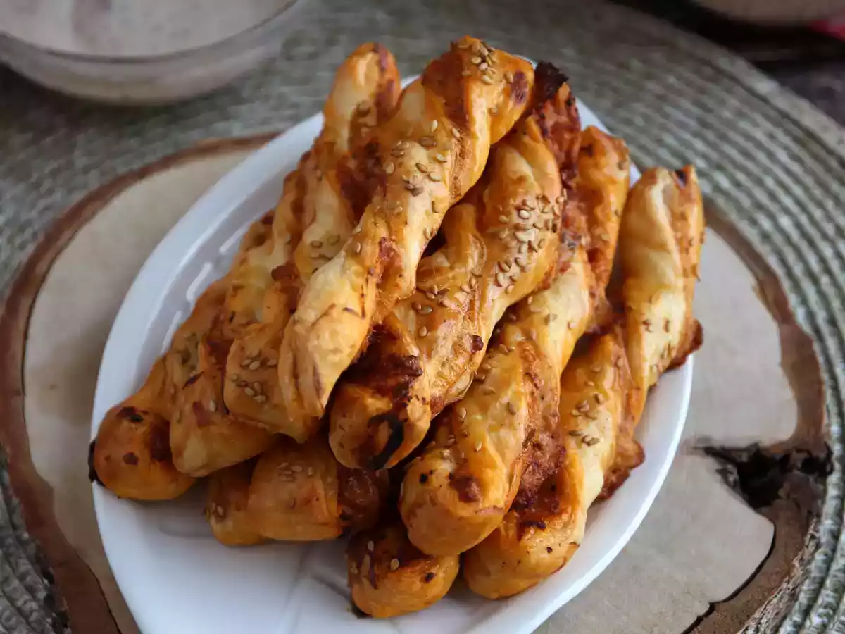 Puff pastry twists with red pesto and mozzarella - photo 2