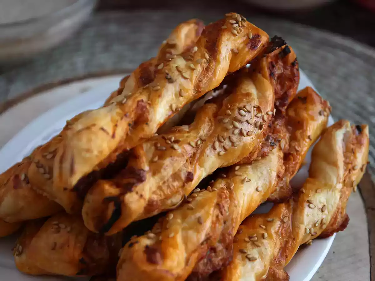 Puff pastry twists with red pesto and mozzarella - photo 3