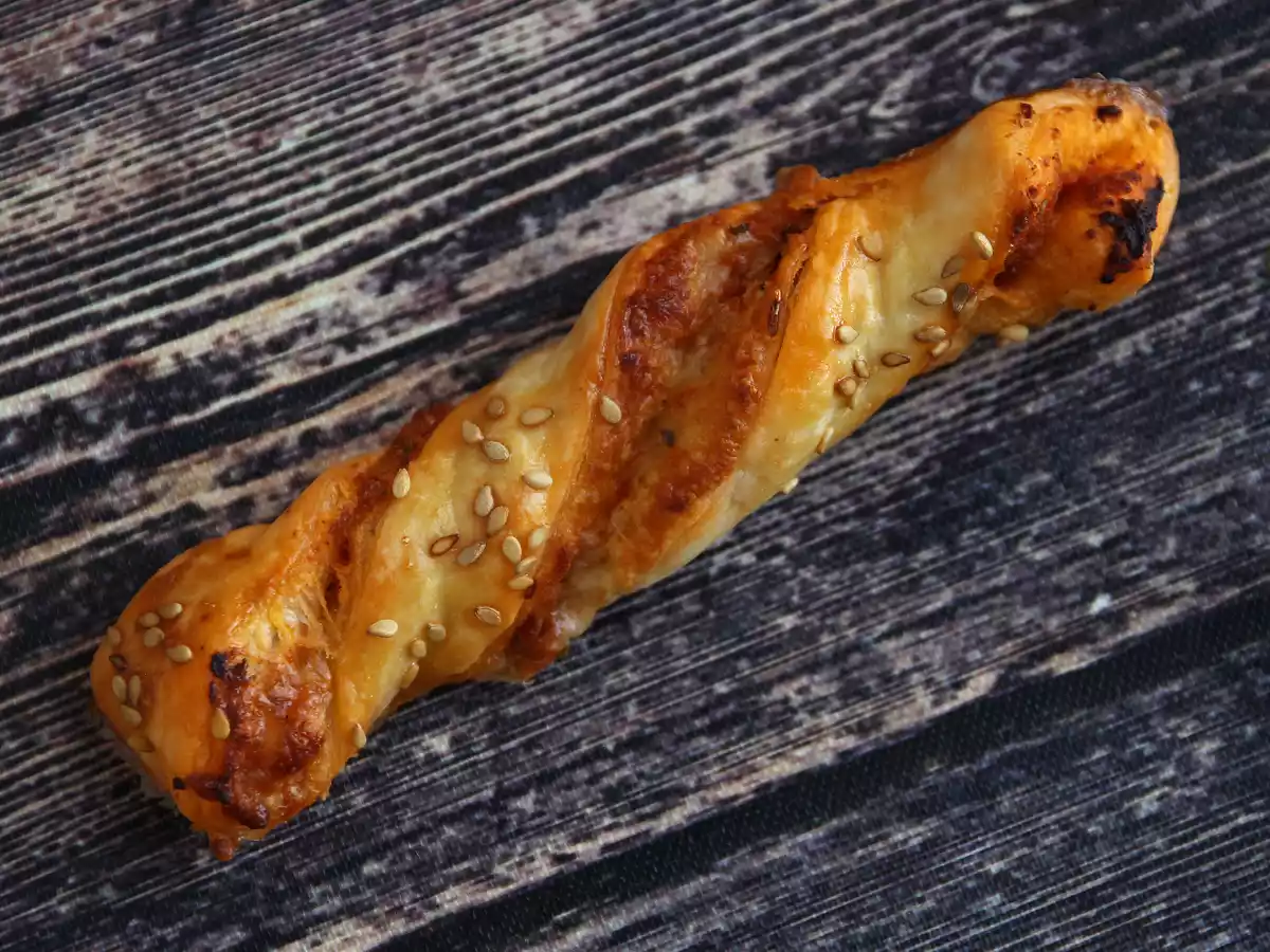 Puff pastry twists with red pesto and mozzarella - photo 4