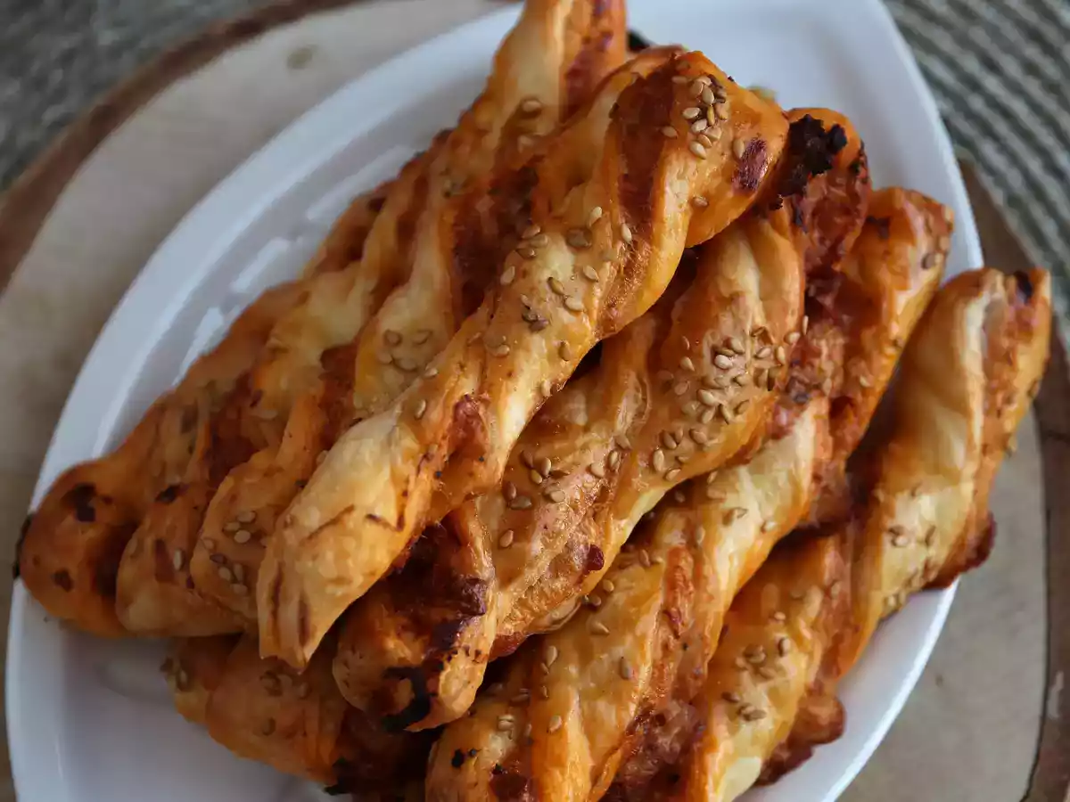 Puff pastry twists with red pesto and mozzarella - photo 5