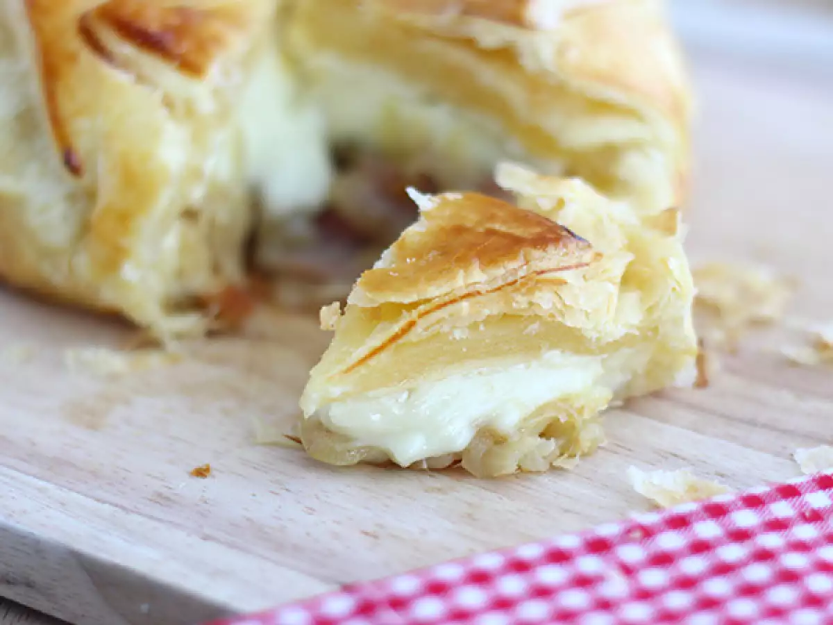Puff pastry-wrapped Camembert with ham and onions - photo 2