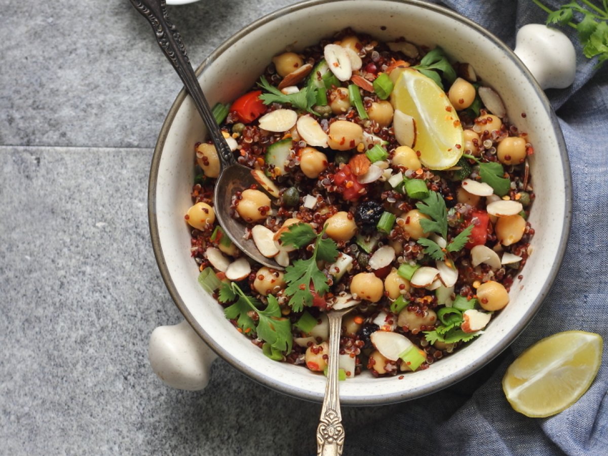 QUINOA CHICKPEA SALAD