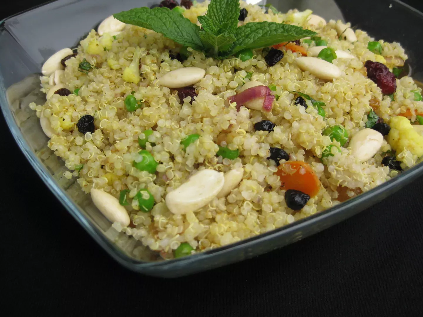 Quinoa pilaf with berries and soaked almonds, Recipe Petitchef