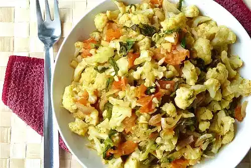 Radish (daikon) leaves, cauliflower and tomato curry