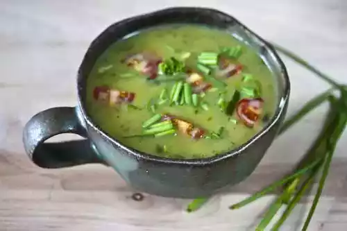 Saffron ramp and potato soup recipe with chives and tomatoes