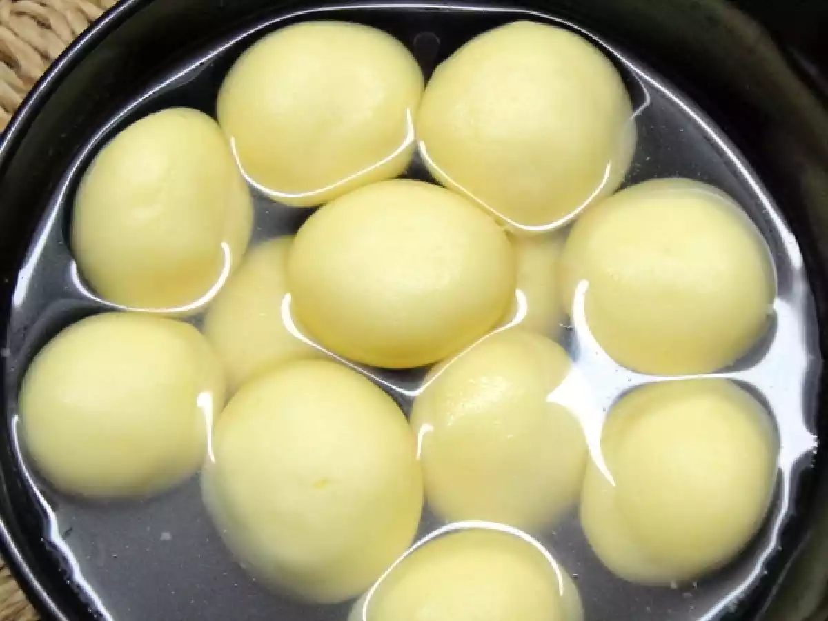 RASGULLA/ RASOGULLA (COTTAGE CHEESE DUMPLINGS IN SUGAR SYRUP)