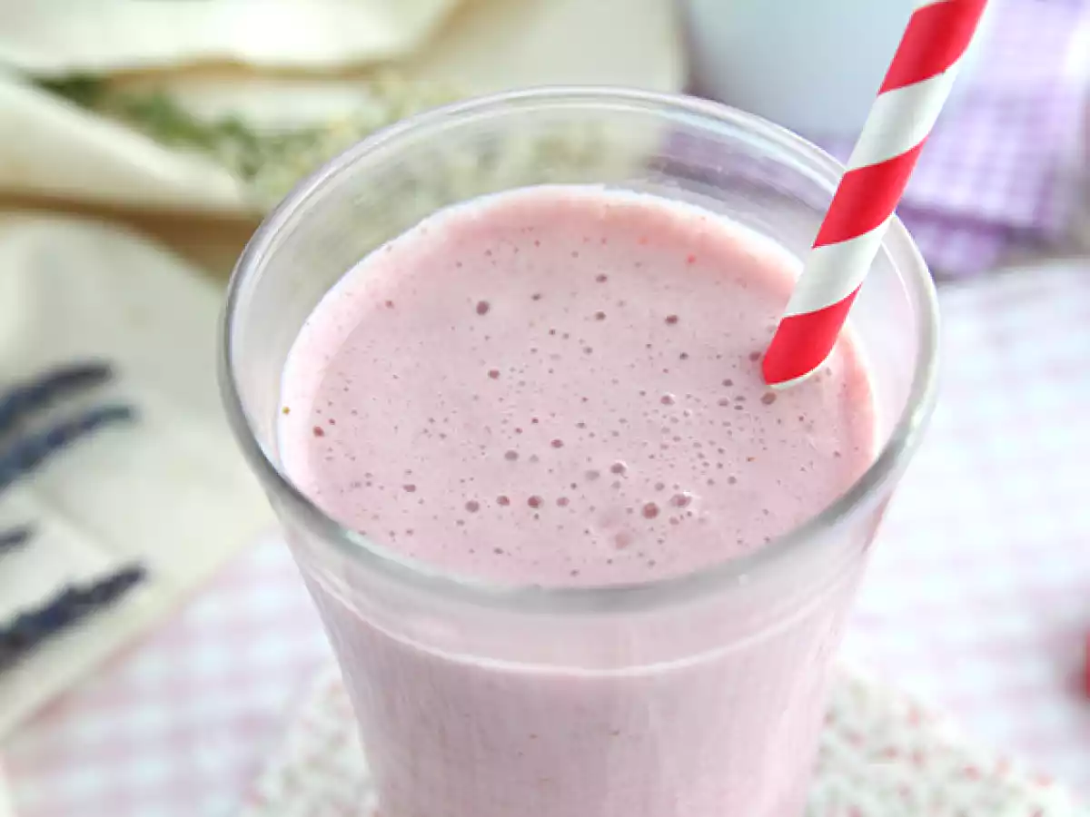 Raspberry and strawberry milkshake - photo 2